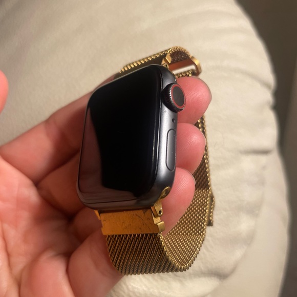 SALE📍📍📍Apple Watch Series 6 40mm with 2 bands and original box - Picture 2 of 7